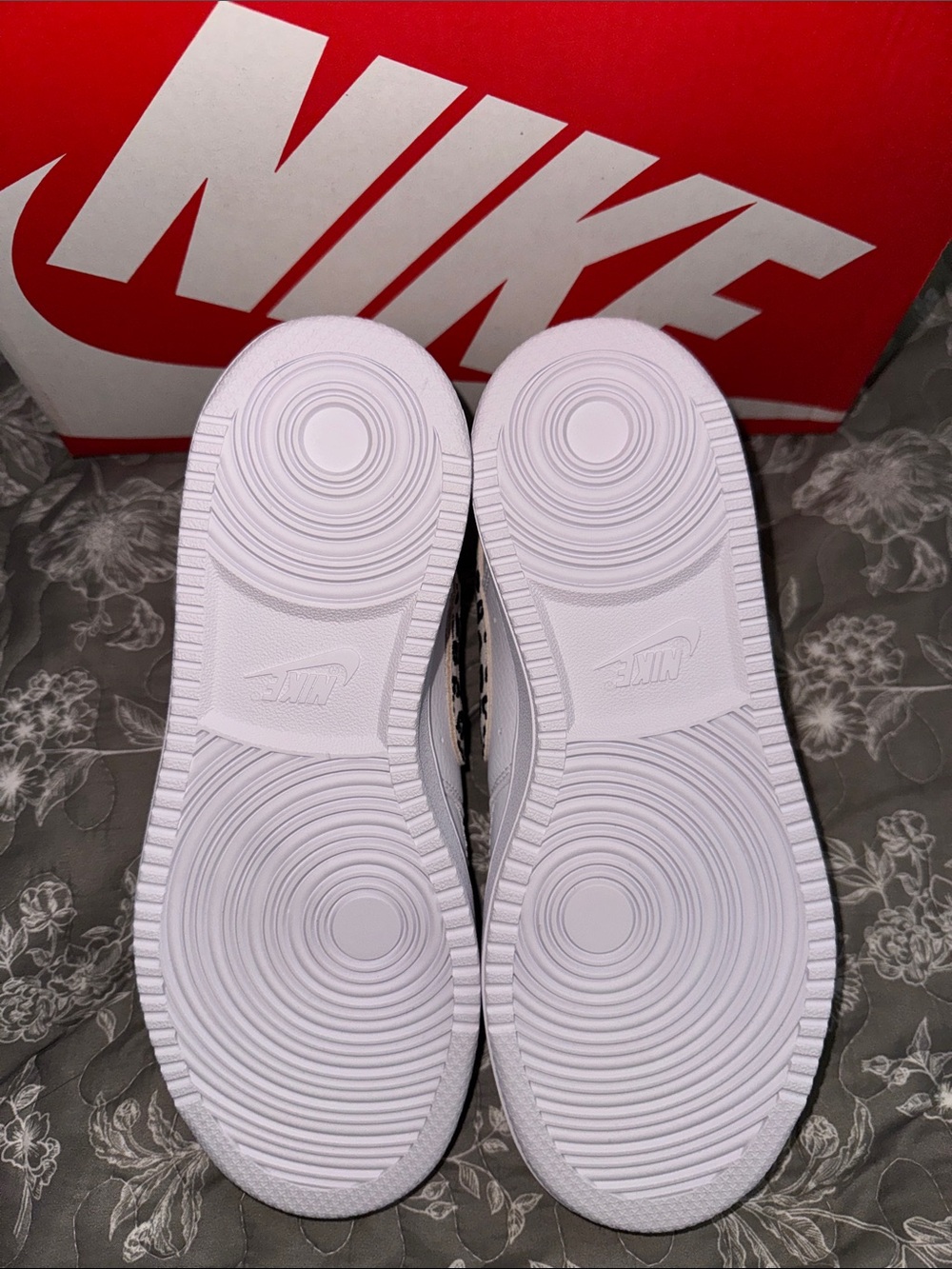 Nike White Women's Low-Top Sneakers with Leopard Swoosh - Picture 4 of 4